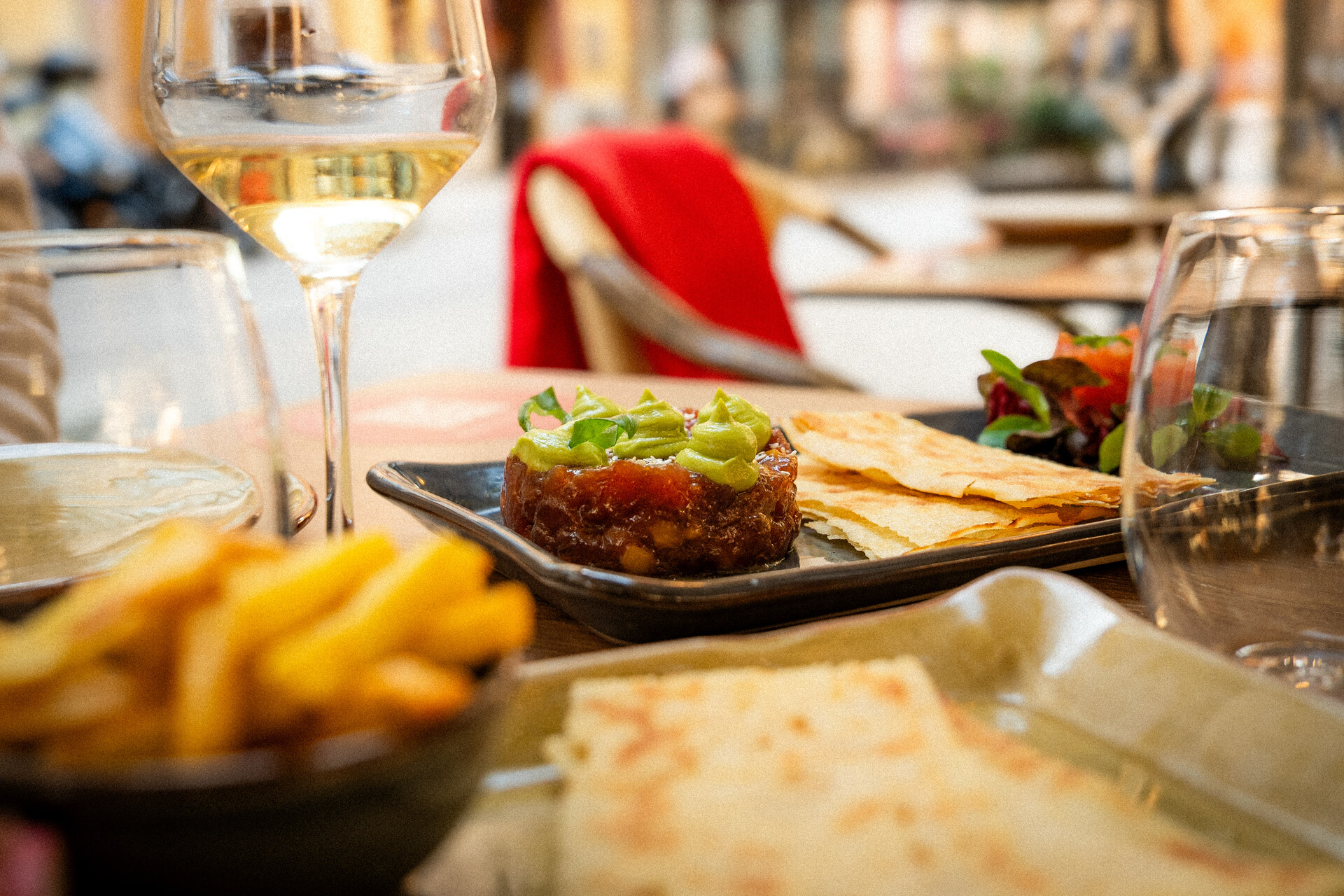 Steak tartaar met avocadocrème en krokante platbroodjes op het terras van La Malvasia aan de Plaça del Mercat