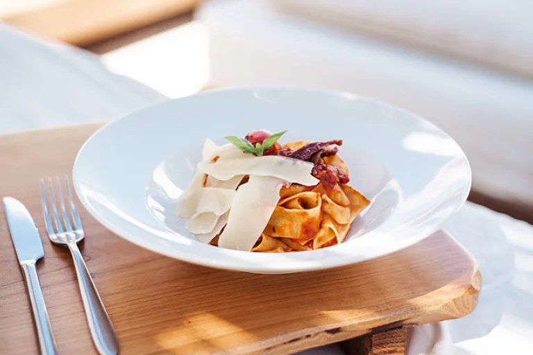 Las Mimosas Ibiza: boutiquehotel met zeventien suites bij Sant Antoni 5 Bord verse pasta met geschaafde kaas bij restaurant Mimo's