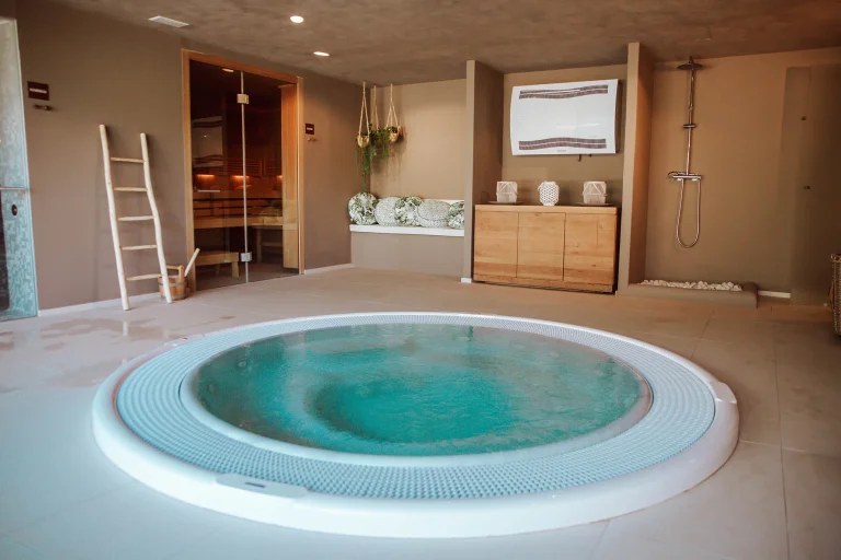 Las Mimosas Ibiza: boutiquehotel met zeventien suites bij Sant Antoni 6 Het ronde bubbelbad van de spa van Las Mimosas Ibiza