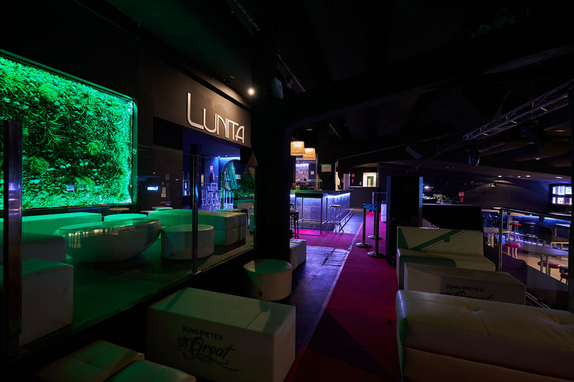 Lunita Can Pastilla: de technoclub met zwembad bij Playa de Palma 4 De groene plantenwand en de witte loungebanken bij de ingang van club Lunita in Can Pastilla