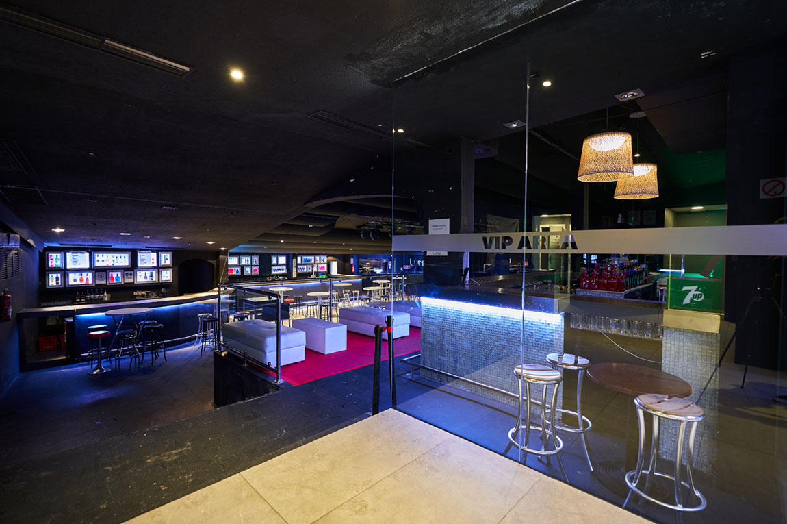 Lunita Can Pastilla: de technoclub met zwembad bij Playa de Palma 3 Het vip-gedeelte van club Lunita in Can Pastilla met glazen scheidingswand, bar en barkrukken