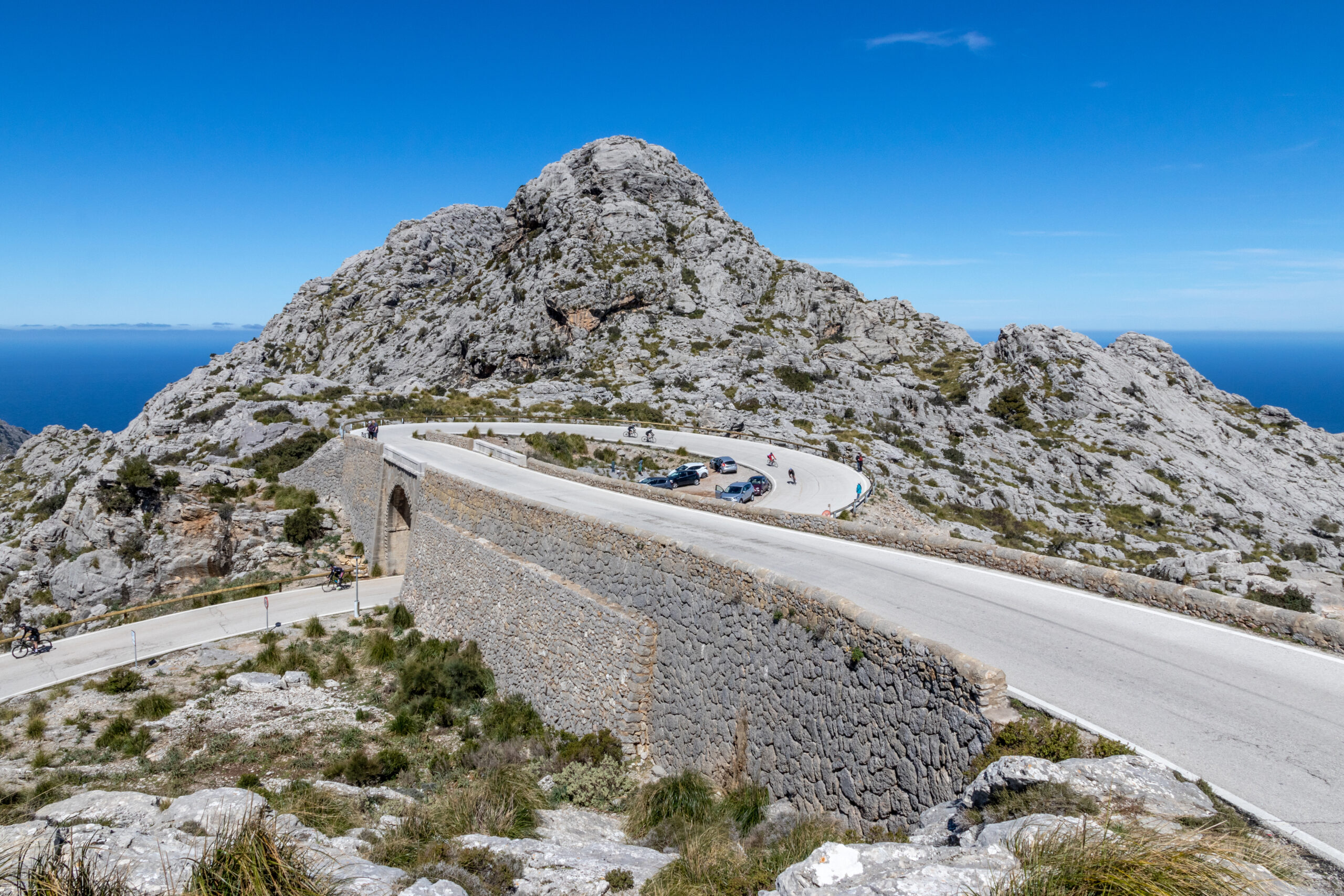 Mallorca in april 2027: weer, wandelen en wat er opengaat 2 De Nus de sa Corbata op de weg naar Sa Calobra, waar de weg onder zichzelf door duikt