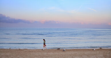 Mallorca in augustus: warmste water en de volste maand 5 Het strand van El Arenal aan de Playa de Palma op Mallorca bij balneario 1 vroeg op een ochtend in augustus