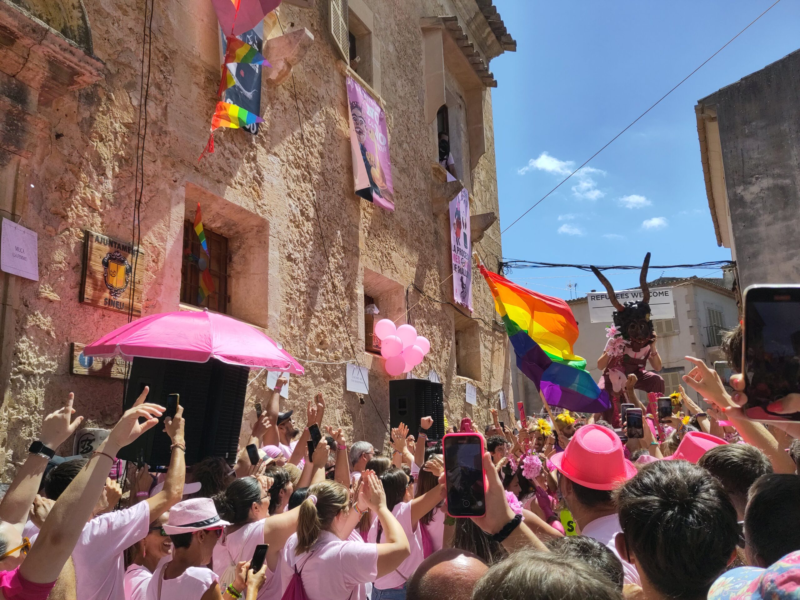 Mallorca in augustus: warmste water en de volste maand 2 Het plein voor het gemeentehuis van Sineu op Mallorca tijdens een dorpsfeest in augustus