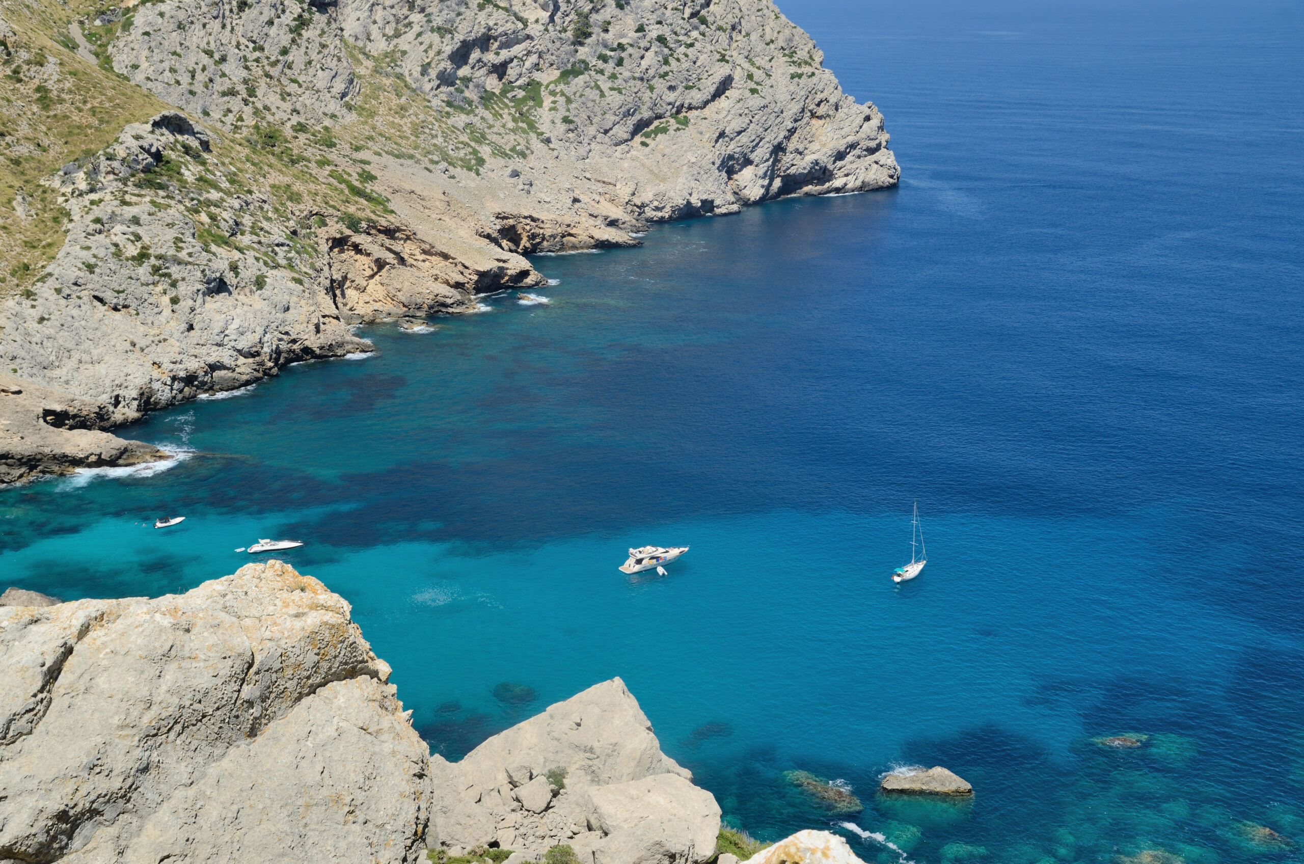 Mallorca in juli: hitte, droogte en waar het koeler is 1 De baai van Cala Figuera aan de noordkust van Mallorca bij Pollença met steile kliffen en blauw water