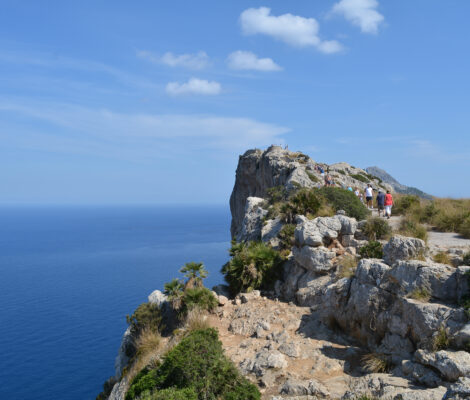 Het uitzichtpunt Mirador de Mal Pas op Cap de Formentor op Mallorca, met kliffen boven de blauwe zee