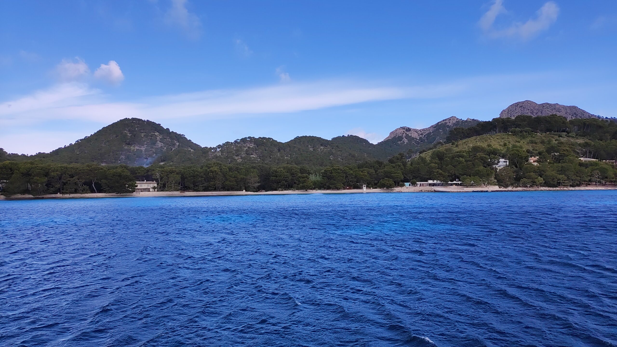 De beboste baai van Cala Formentor op Mallorca met diepblauw water