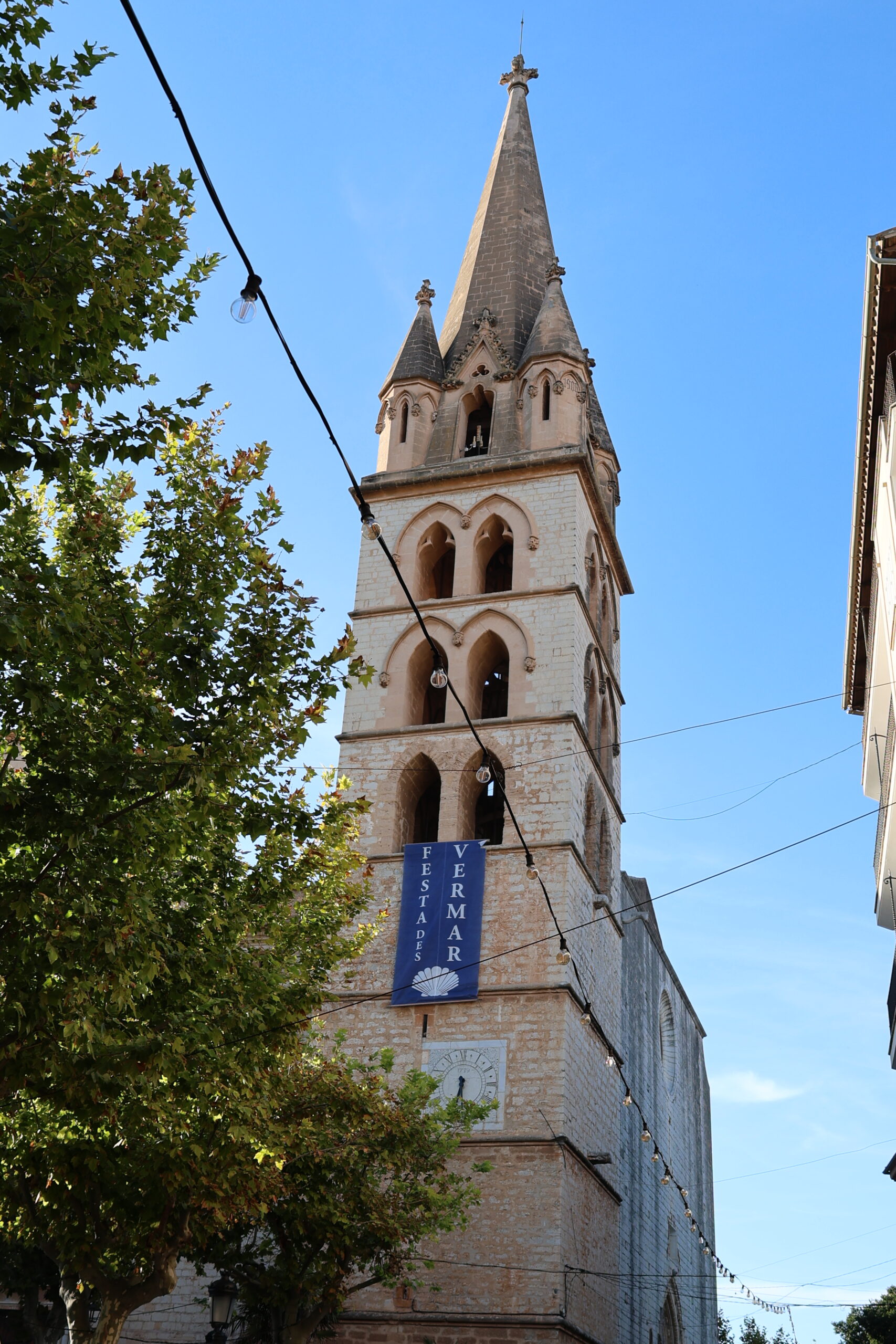 Mallorca in september 2026: weer, warm water en de vermada 2 De kerktoren van Binissalem op Mallorca op de dag van de wedstrijd druiven persen tijdens de Festa des Vermar