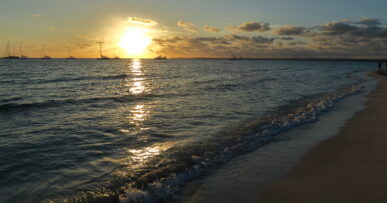 Mallorca in september 2026: weer, warm water en de vermada 6 Het strand van Es Trenc op Mallorca in het avondlicht van september