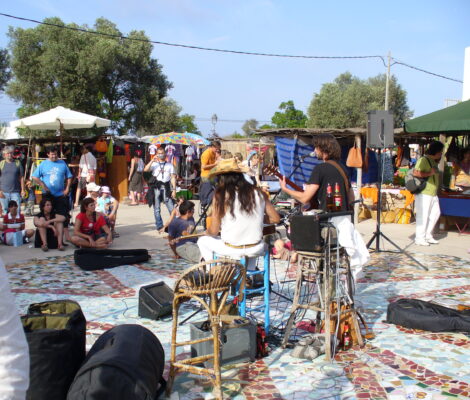 Kramen en een muzikale act op de ambachtsmarkt van El Pilar de la Mola op Formentera