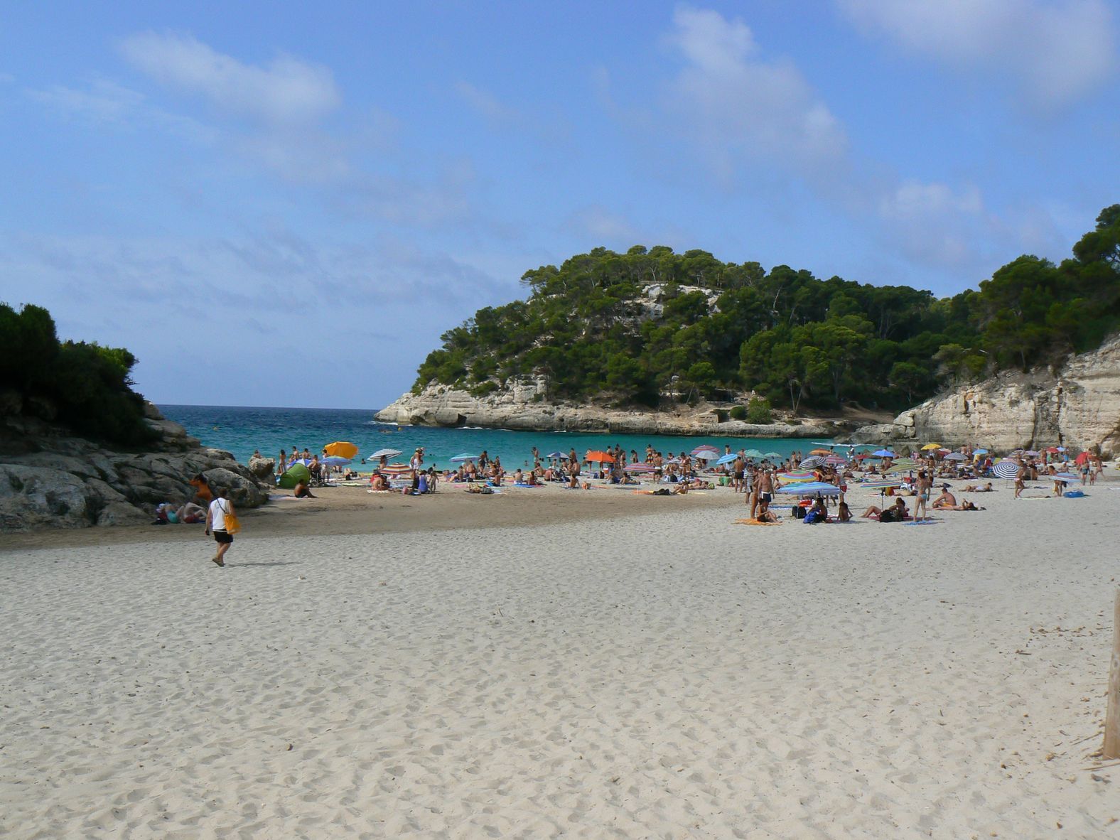 Menorca in juli 2026: hoogseizoen, warm water en de calas 1 Cala Mitjana op Menorca vol badgasten in het hoogseizoen