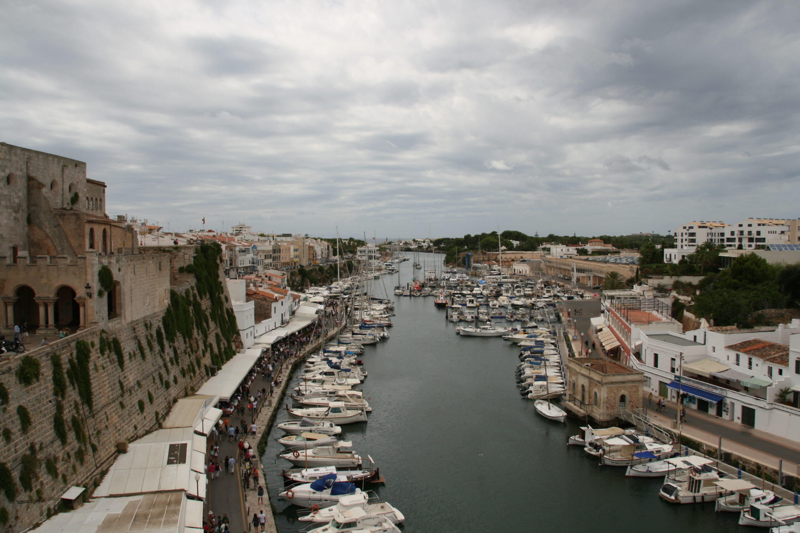 Menorca in juli 2026: hoogseizoen, warm water en de calas 2 De haven van Ciutadella op Menorca met boten en terrassen onder de kade