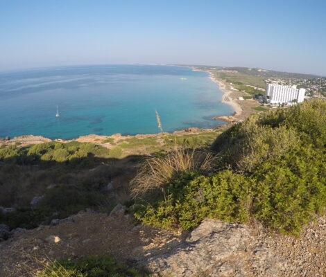 Het lange zandstrand van Son Bou op Menorca met blauw water in de volle zomer