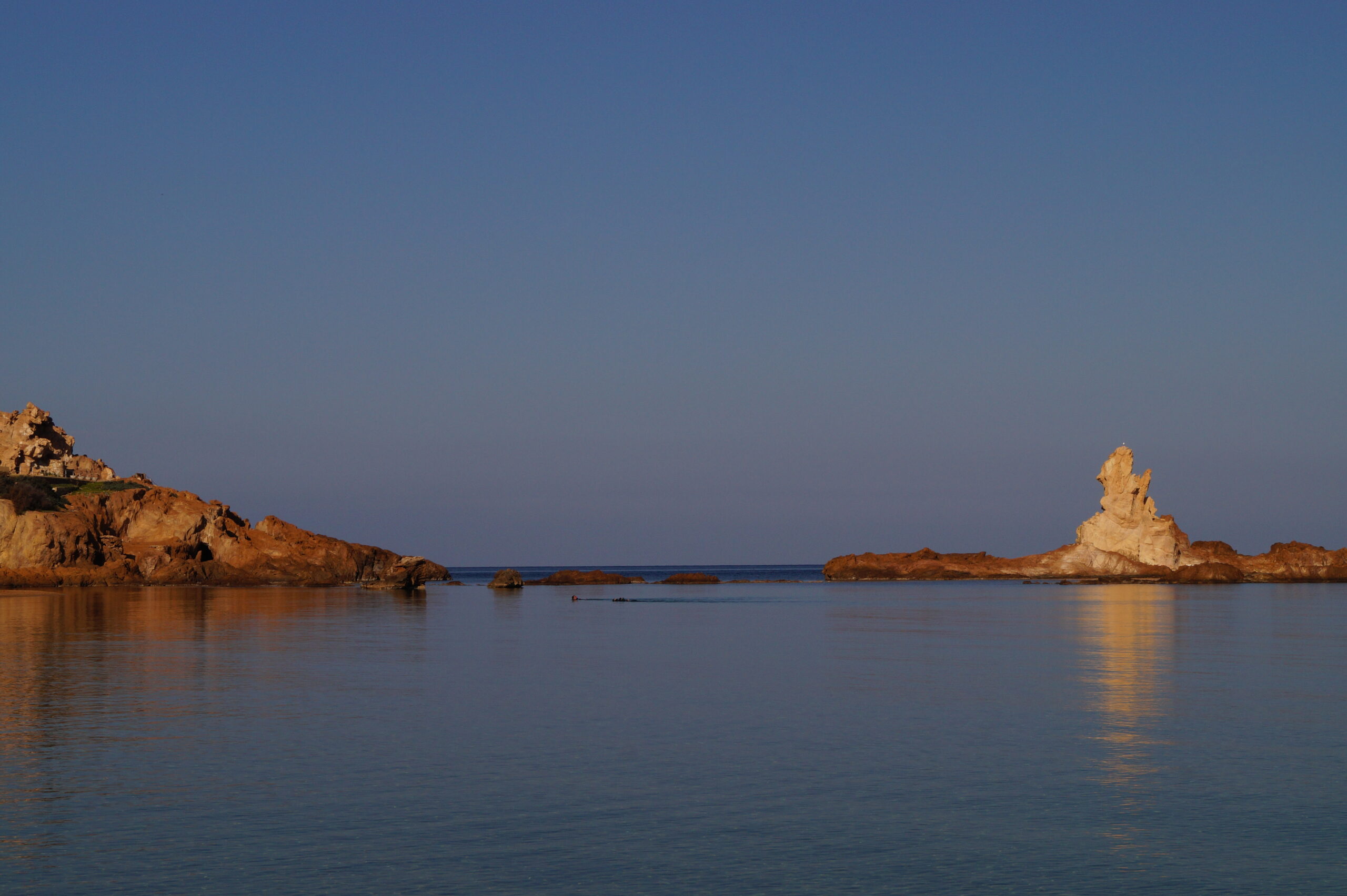 Menorca in juni 2026: de kalmste maand van het jaar 1 Het roodgouden zand en de rotsen van Cala Pregonda aan de noordkust van Menorca