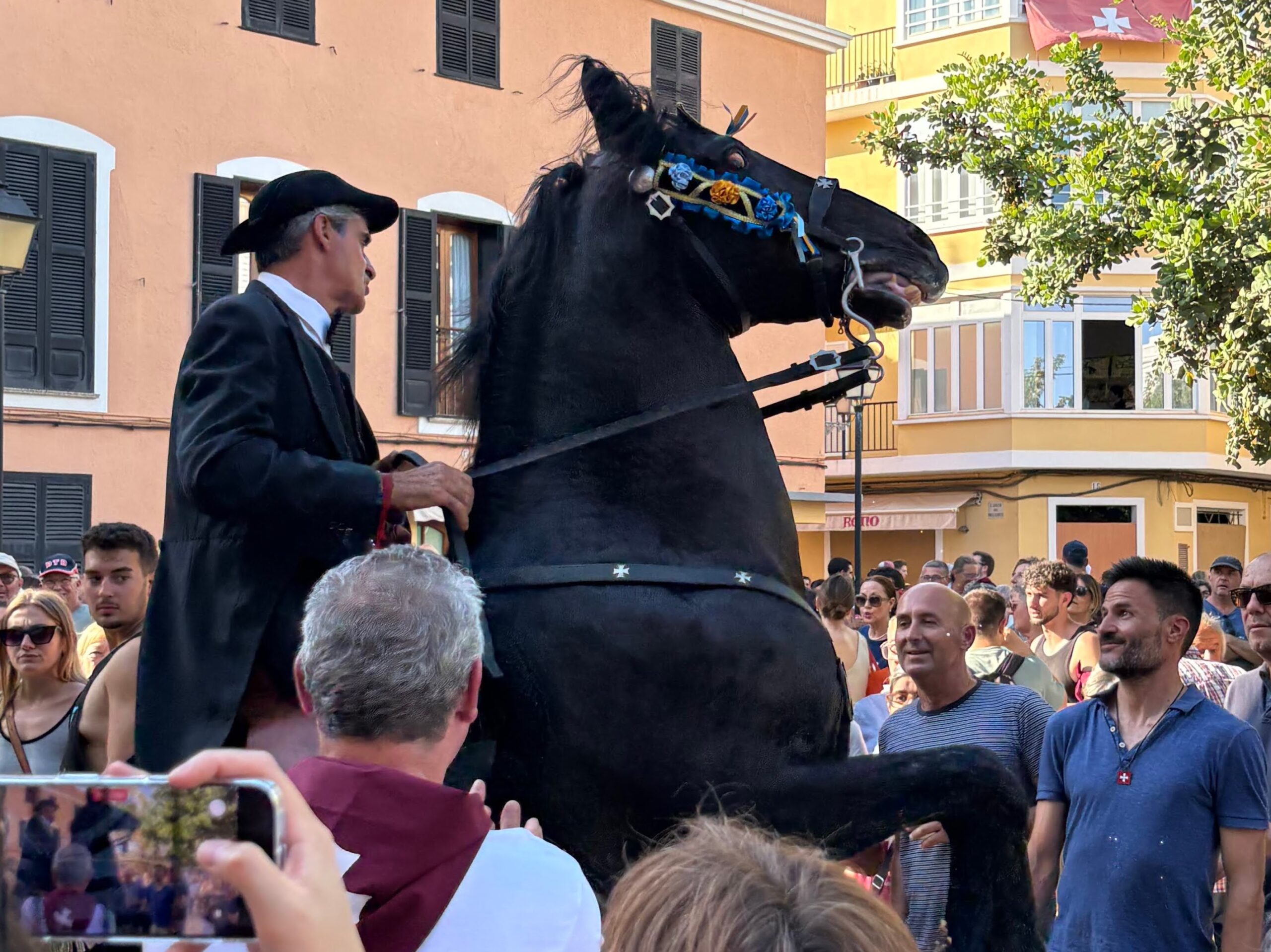 Menorca in juni 2026: de kalmste maand van het jaar 2 Caixers te paard tussen het publiek tijdens de Festes de Sant Joan in Ciutadella op Menorca
