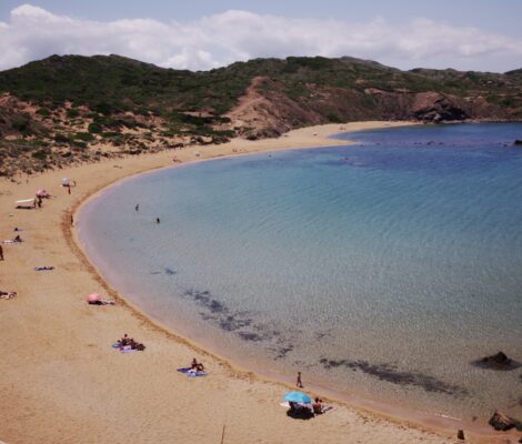 De Platges de Cavalleria aan de noordkust van Menorca met vlak water bij weinig wind