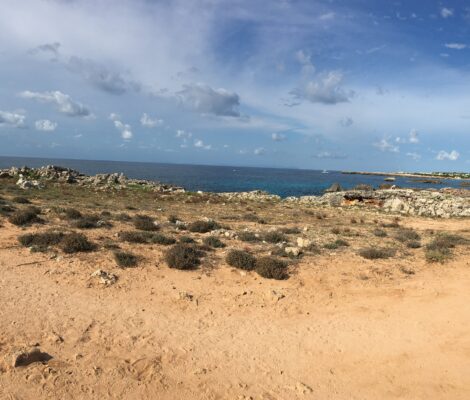 Het Camí de Cavalls langs de kust bij Son Xoriguer op Menorca in het voorjaar