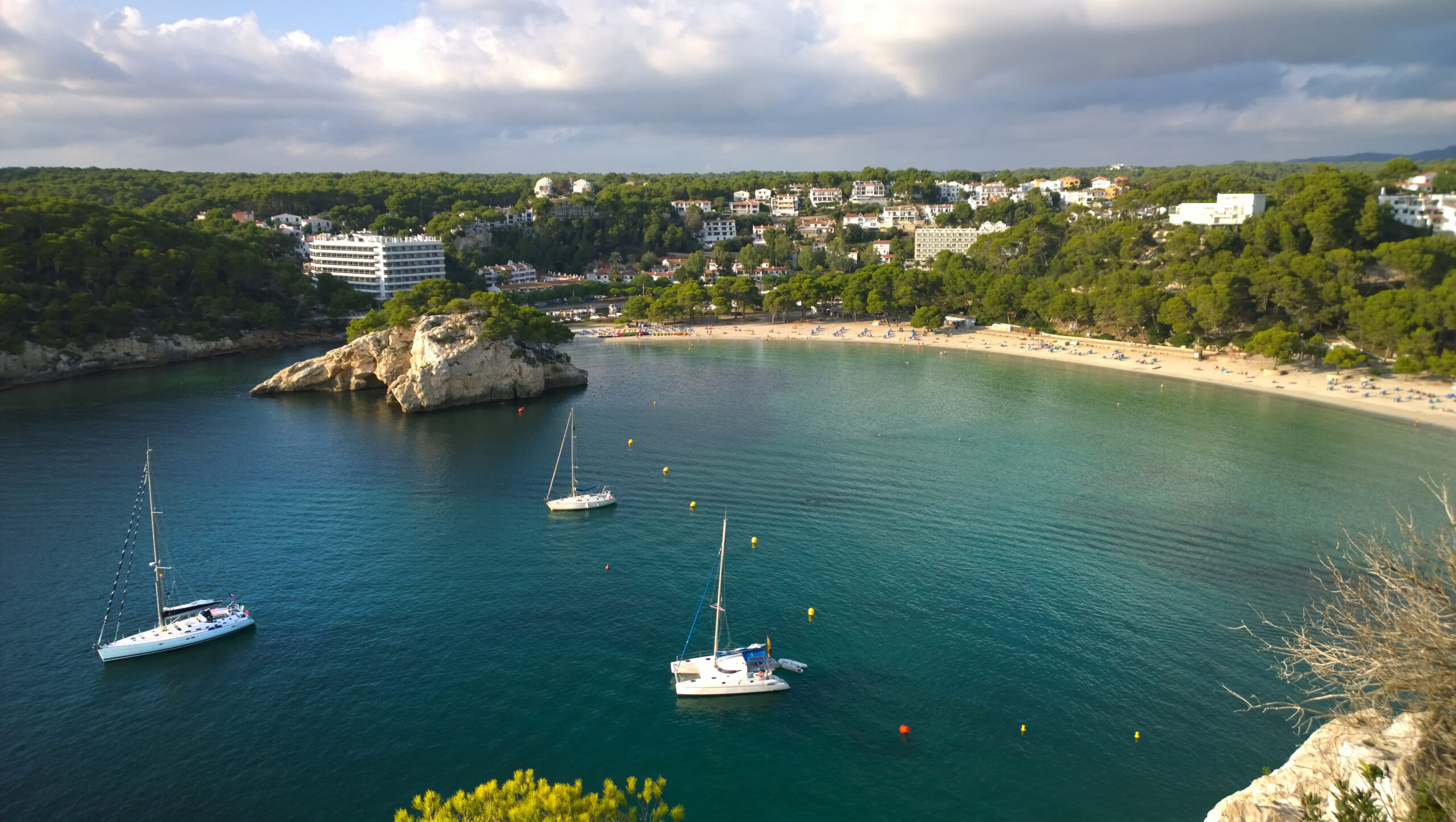 Menorca in oktober 2026: de laatste zwemmaand van het jaar 1 De baai van Cala Galdana aan de zuidkust van Menorca in de late middagzon van oktober