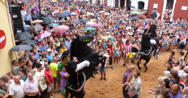 Menorca in september: warm water en de festes van Gràcia 5 Vol plein in Maó met twee steigerende zwarte paarden tijdens het jaleo van de festes de Gràcia