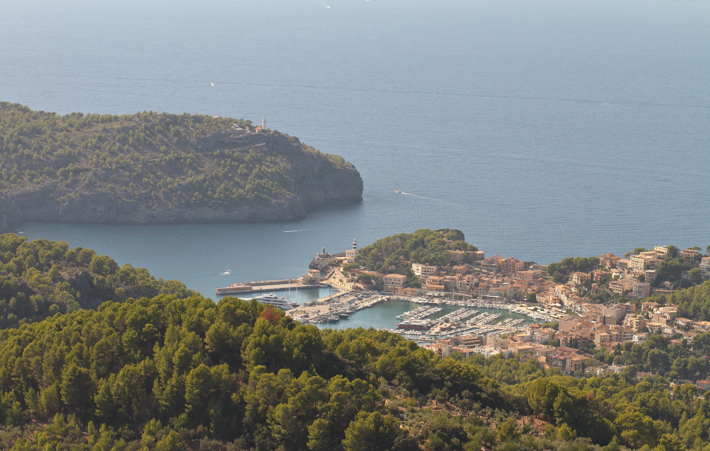 Mirador de ses Barques: het uitzichtpunt boven Port de Sóller 1 Uitzicht vanaf Mirador de ses Barques op de baai en jachthaven van Port de Sóller, met de vuurtoren op het beboste schiereiland links en de zee erachter