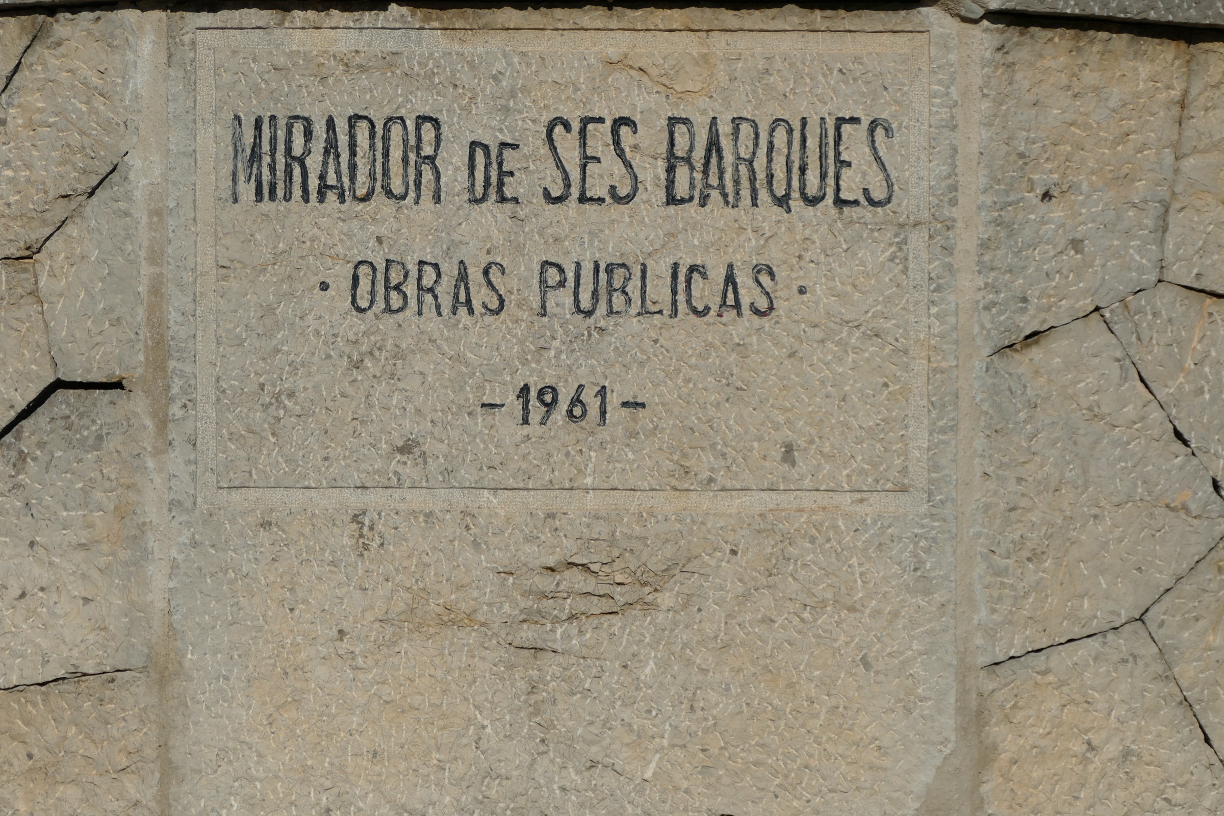 Mirador de ses Barques: het uitzichtpunt boven Port de Sóller 2 Gehouwen steen in de muur van het uitzichtpunt met de ingekerfde tekst Mirador de ses Barques, Obras Publicas en het jaartal 1961