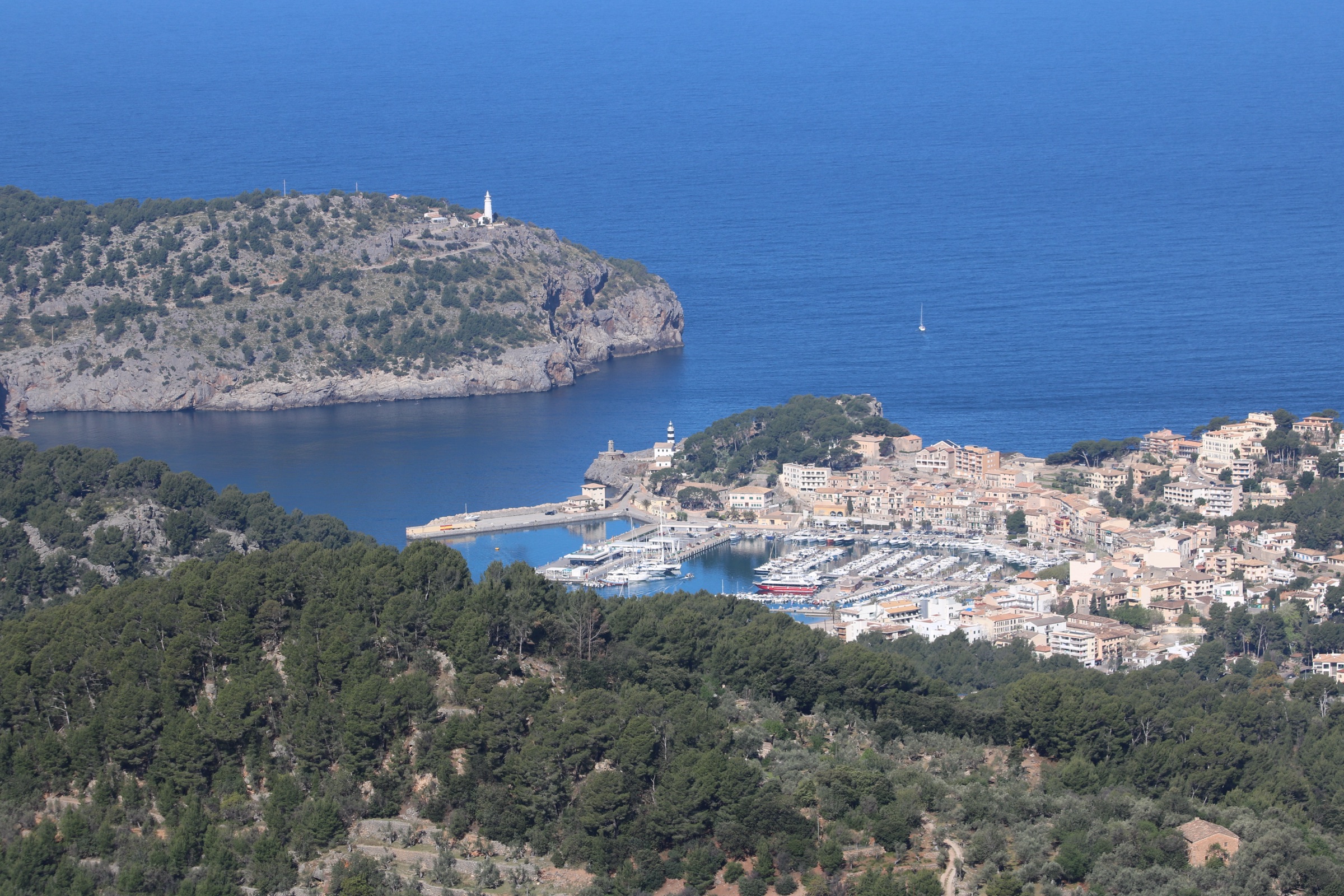 Mirador de ses Barques: het uitzichtpunt boven Port de Sóller 4 Breed panorama op de ronde baai van Port de Sóller met de jachthaven, de pier en de diepblauwe zee, gezien vanaf het uitzichtpunt