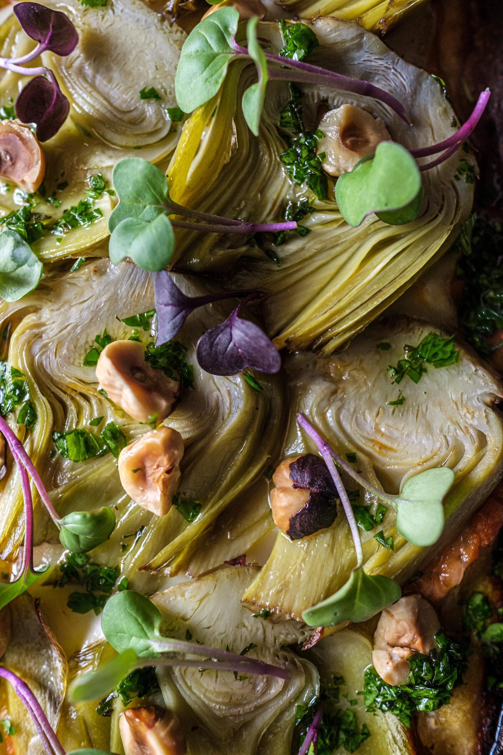 Mouna Palma: 100% biologisch vegetarisch eten in een oud casal 8 Een salade van geroosterde venkel, schijfjes sinaasappel, rode quinoa, rode ui en amandelcrème op een wit bord bij Mouna in Palma