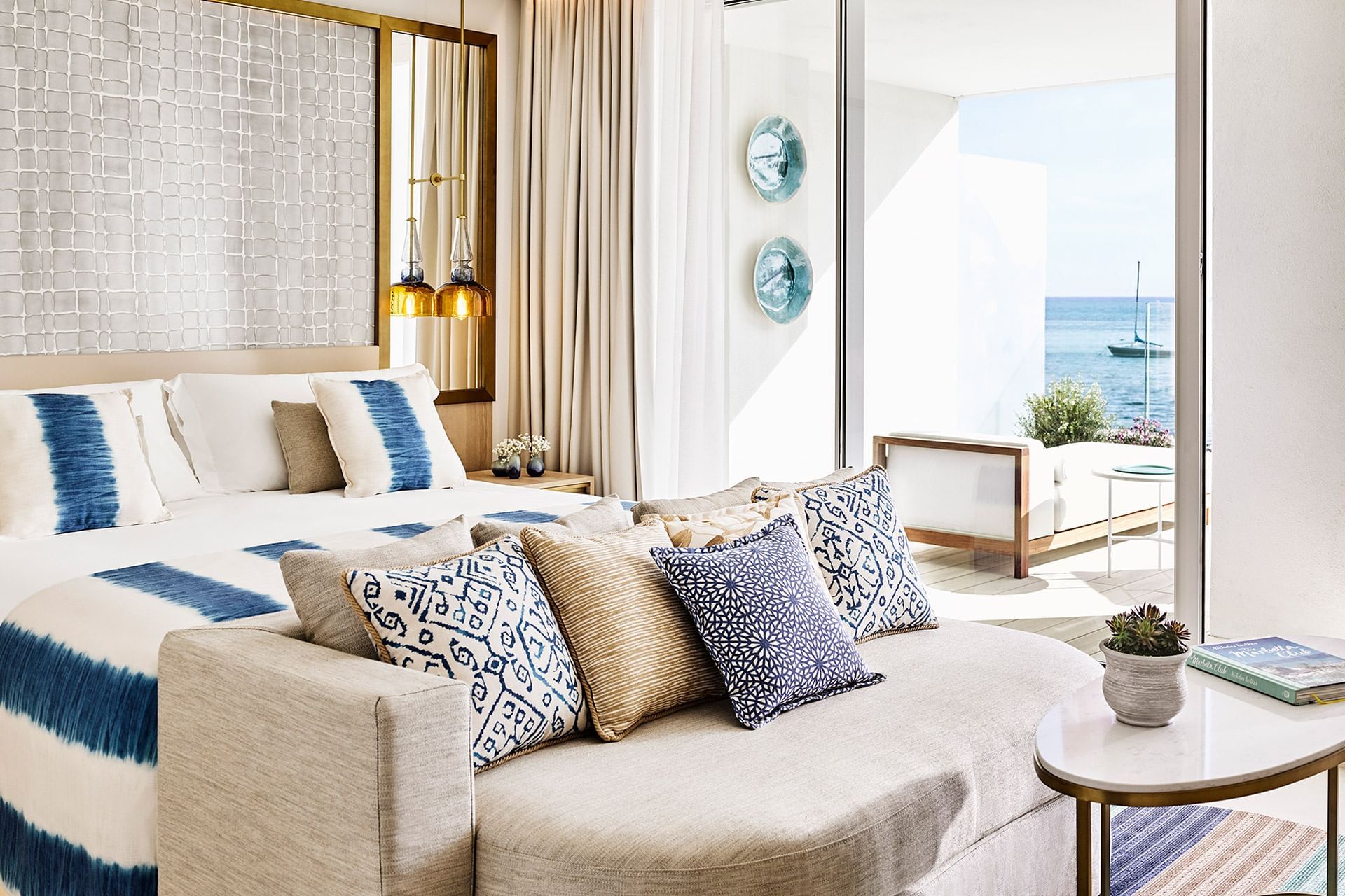 Nobu Hotel Ibiza Bay: het strandhotel van Talamanca 2 Kamer van Nobu Hotel Ibiza Bay met zitbank en uitzicht op zee