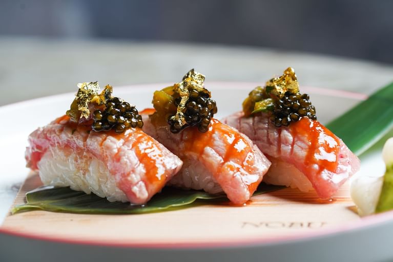Nobu Hotel Ibiza Bay: het strandhotel van Talamanca 4 Drie stuks nigiri met kaviaar op een bord van restaurant Nobu