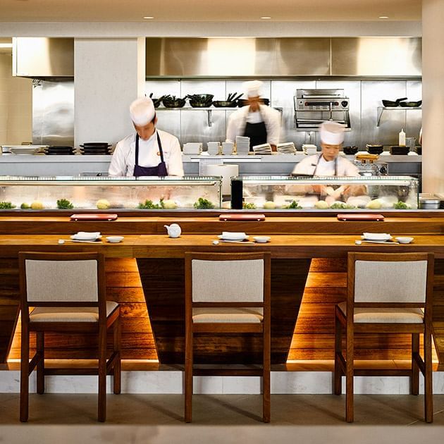 Nobu Hotel Ibiza Bay: het strandhotel van Talamanca 3 Koks achter de sushibar van restaurant Nobu in Ibiza Bay