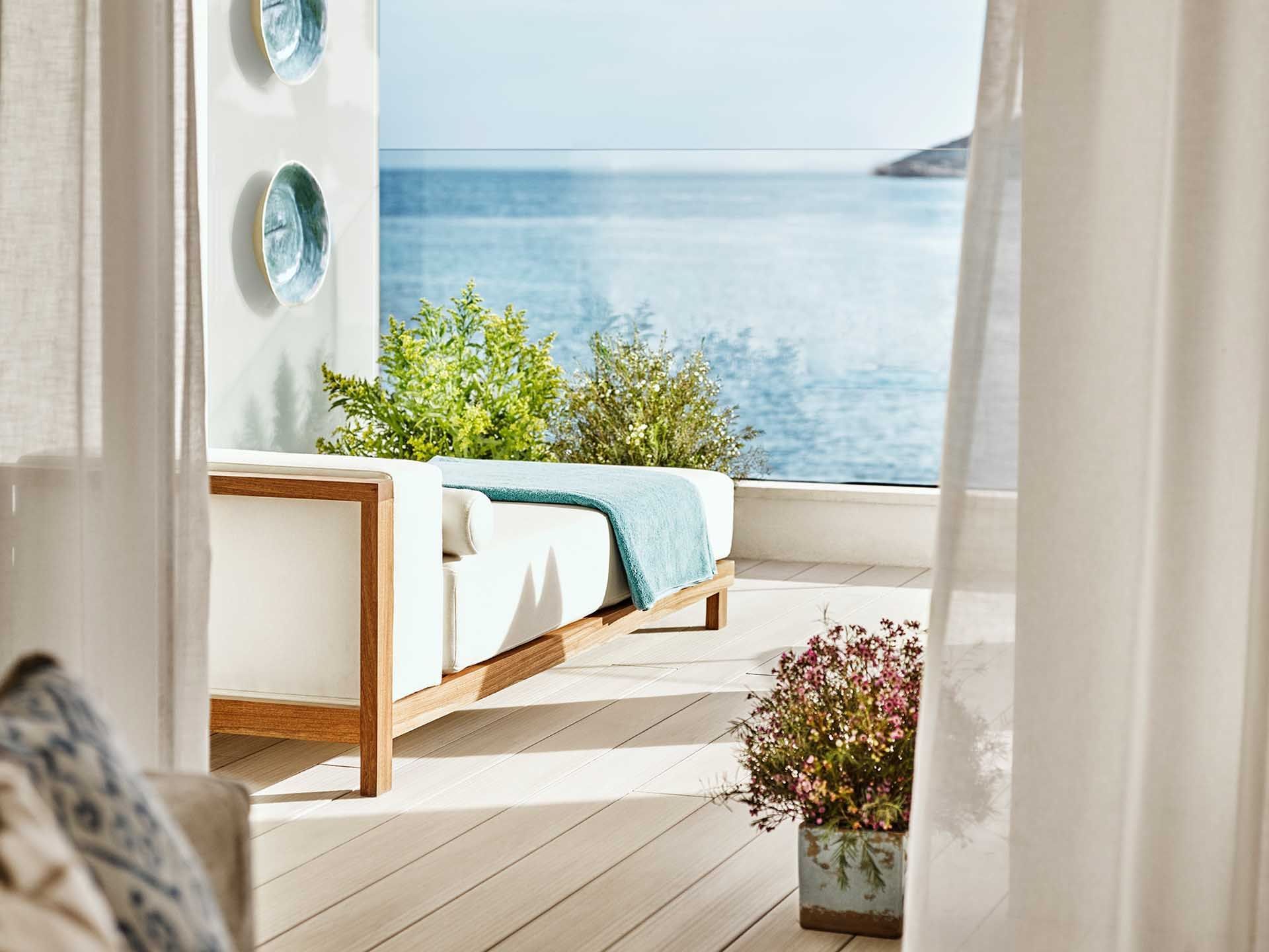 Nobu Hotel Ibiza Bay: het strandhotel van Talamanca 7 Terras van een kamer met daybed en uitzicht over de baai van Talamanca