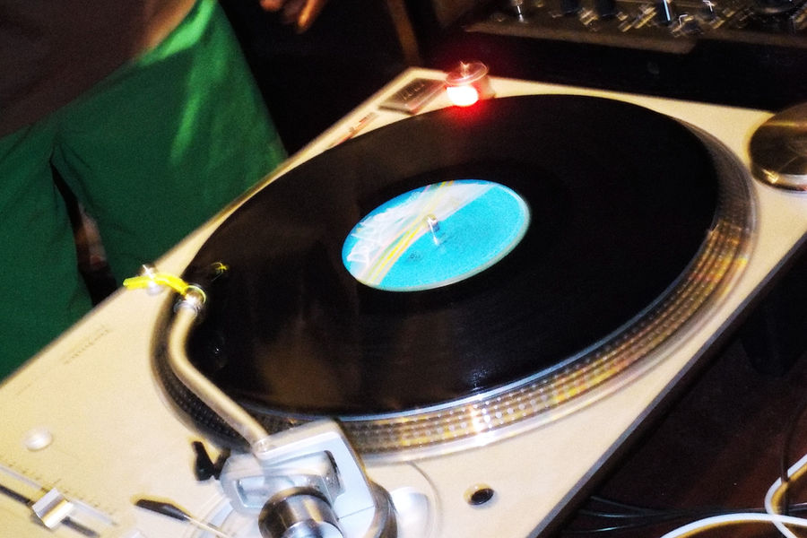 Platenspeler met een draaiende plaat bij Dante's HiFi in Nômade Temple Ibiza
