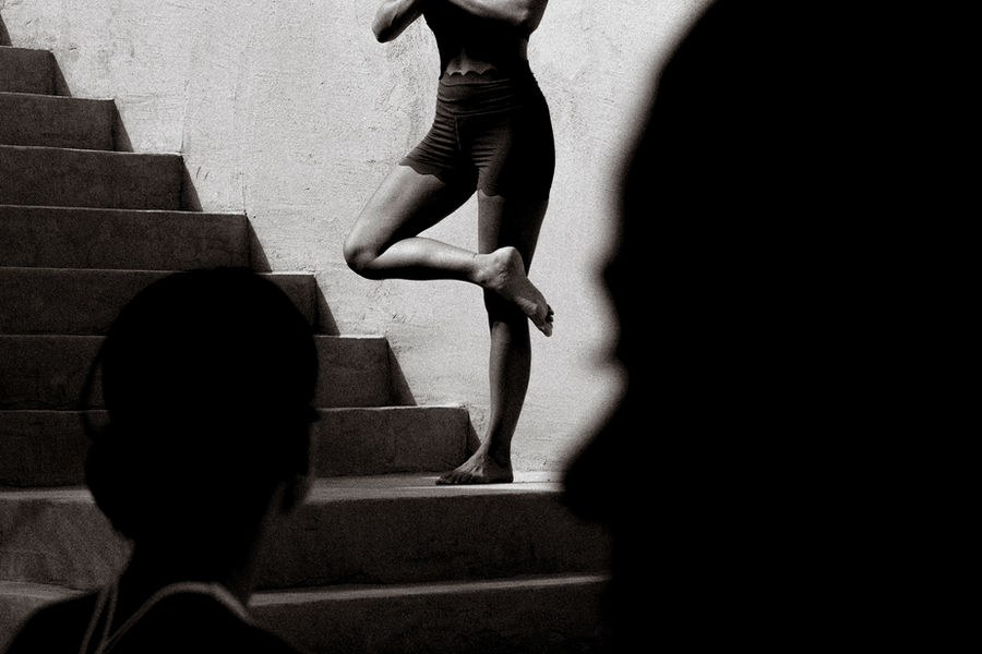 Danser op de betonnen trappen van Nômade Temple Ibiza, in zwart-wit