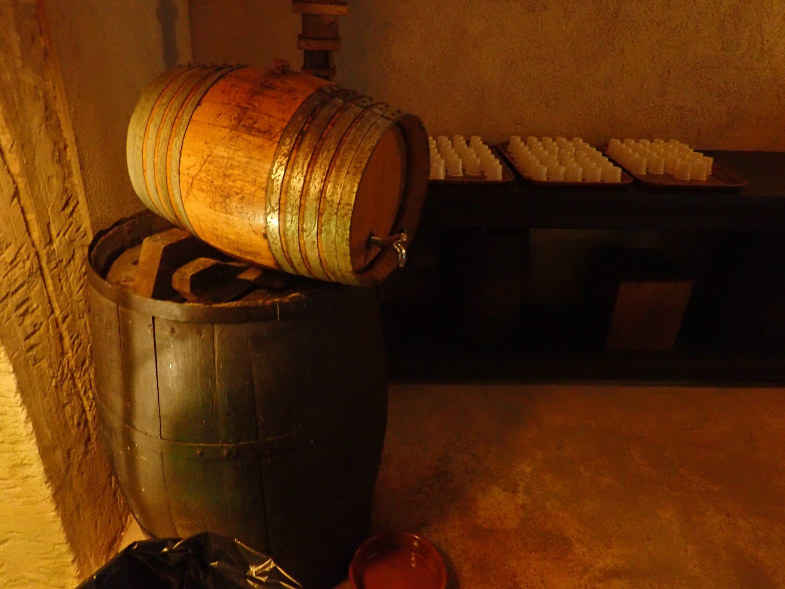 Wijnproeverij op Mallorca: bodega's, prijzen en hoe je er komt 5 Een oud houten wijnvat en een pers in de kelder van de finca Els Calderers op Mallorca