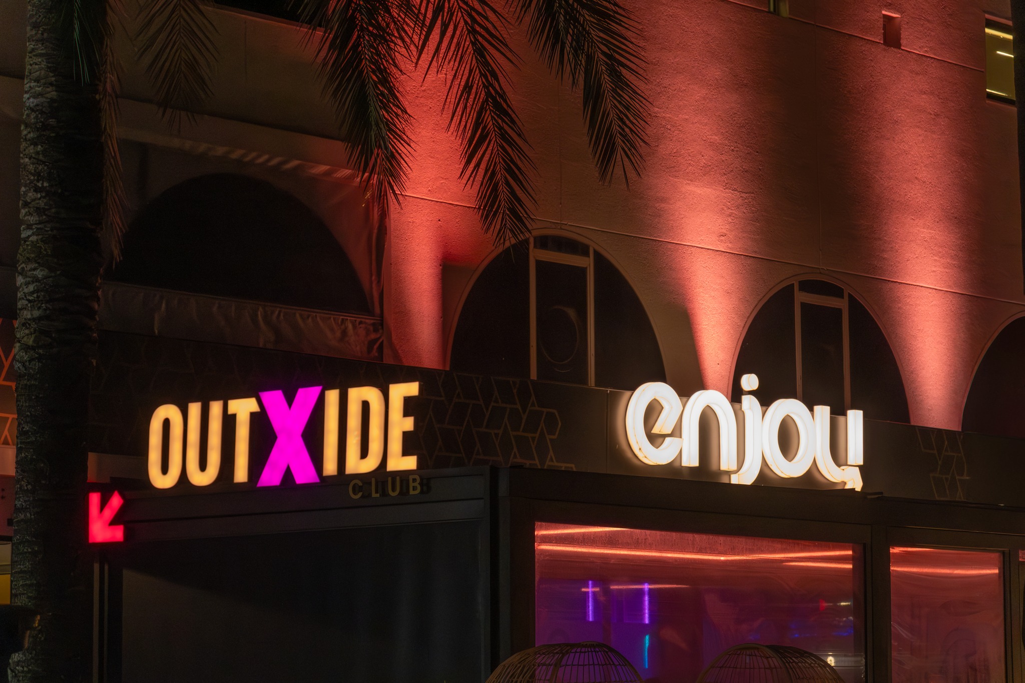 Outxide Club Alcúdia: de club van Noord-Mallorca 1 De verlichte gevel van Outxide Club aan de Avinguda del Tucà in Port d'Alcúdia
