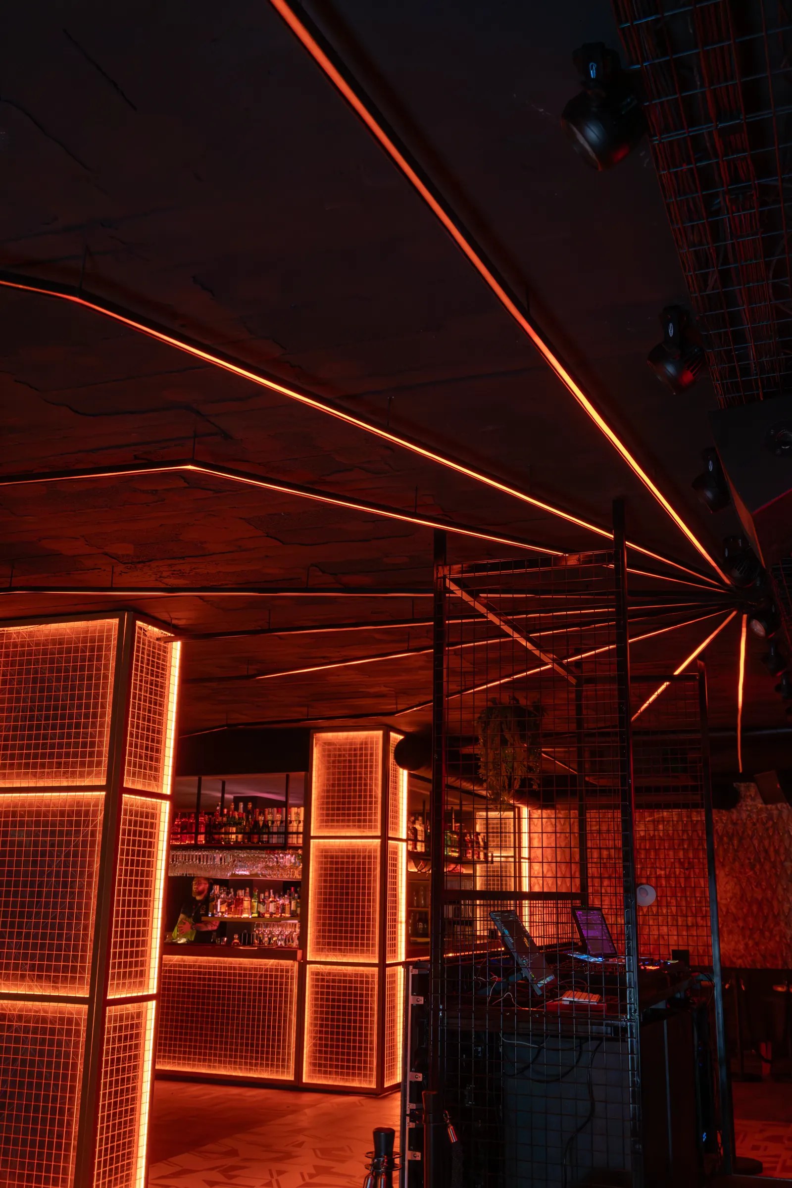 Outxide Club Alcúdia: de club van Noord-Mallorca 4 Het interieur van Outxide Club met verlichte kaders en lichtlijnen langs het plafond