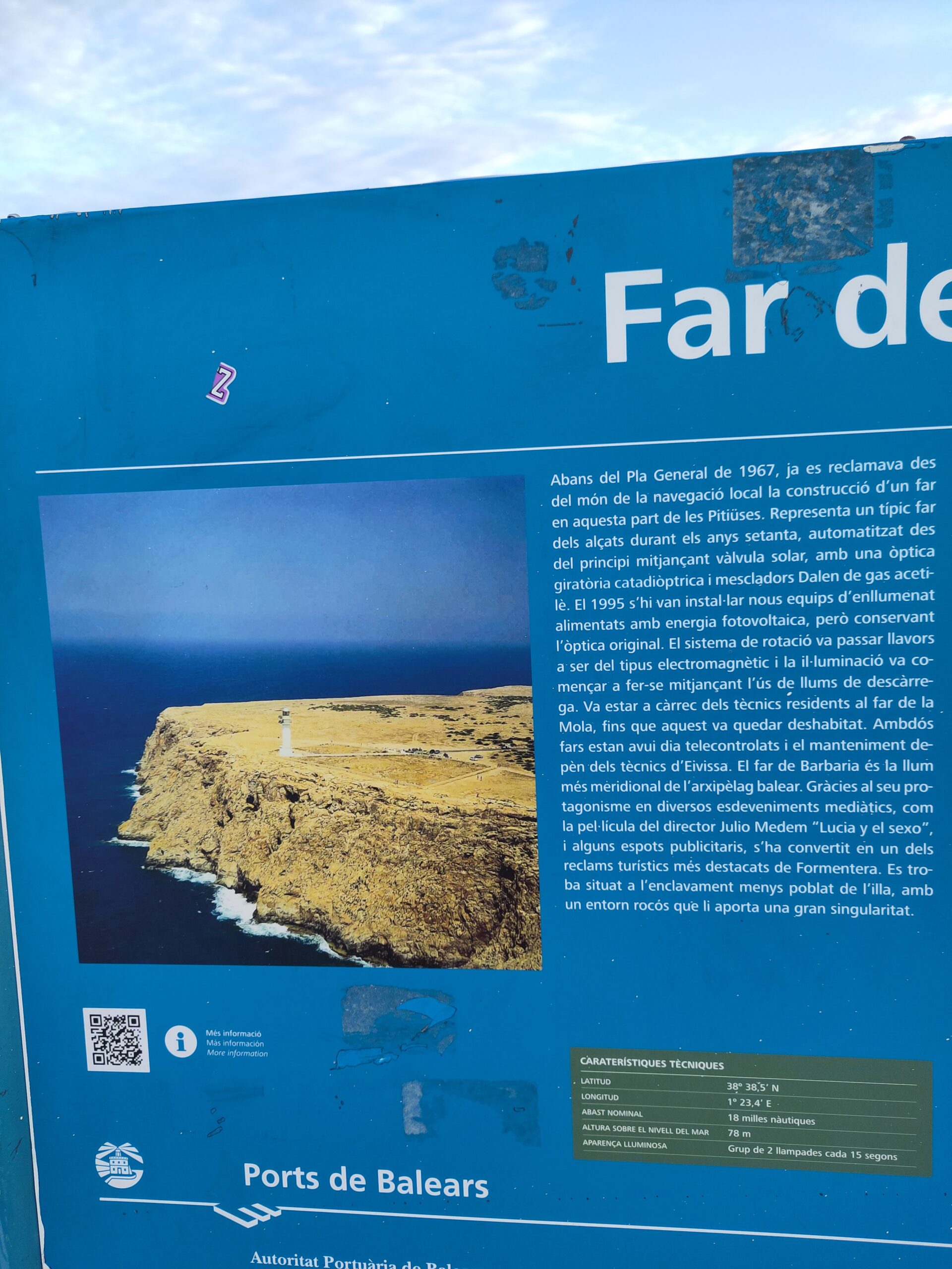 Parkeren op Formentera: de blauwe zone, de slagbomen en de boete 2 Informatiebord bij de vuurtoren van Cap de Barbaria op Formentera