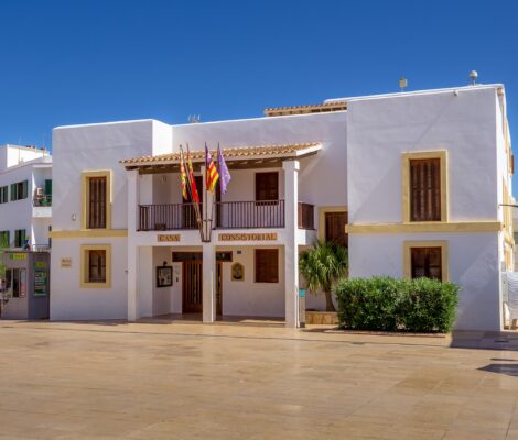 Het gemeentehuis aan het plein van Sant Francesc Xavier op Formentera