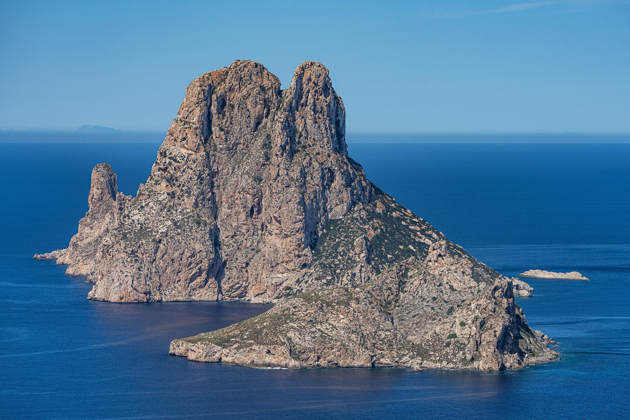 Partyboot Ibiza: prijzen, open bar, havens en de eerlijke nadelen 5 Het rotseiland Es Vedrà voor de zuidwestkust van Ibiza, gezien vanaf zee