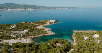 Cala Gració vanuit de lucht, met het strand, de baai en Sant Antoni in de verte