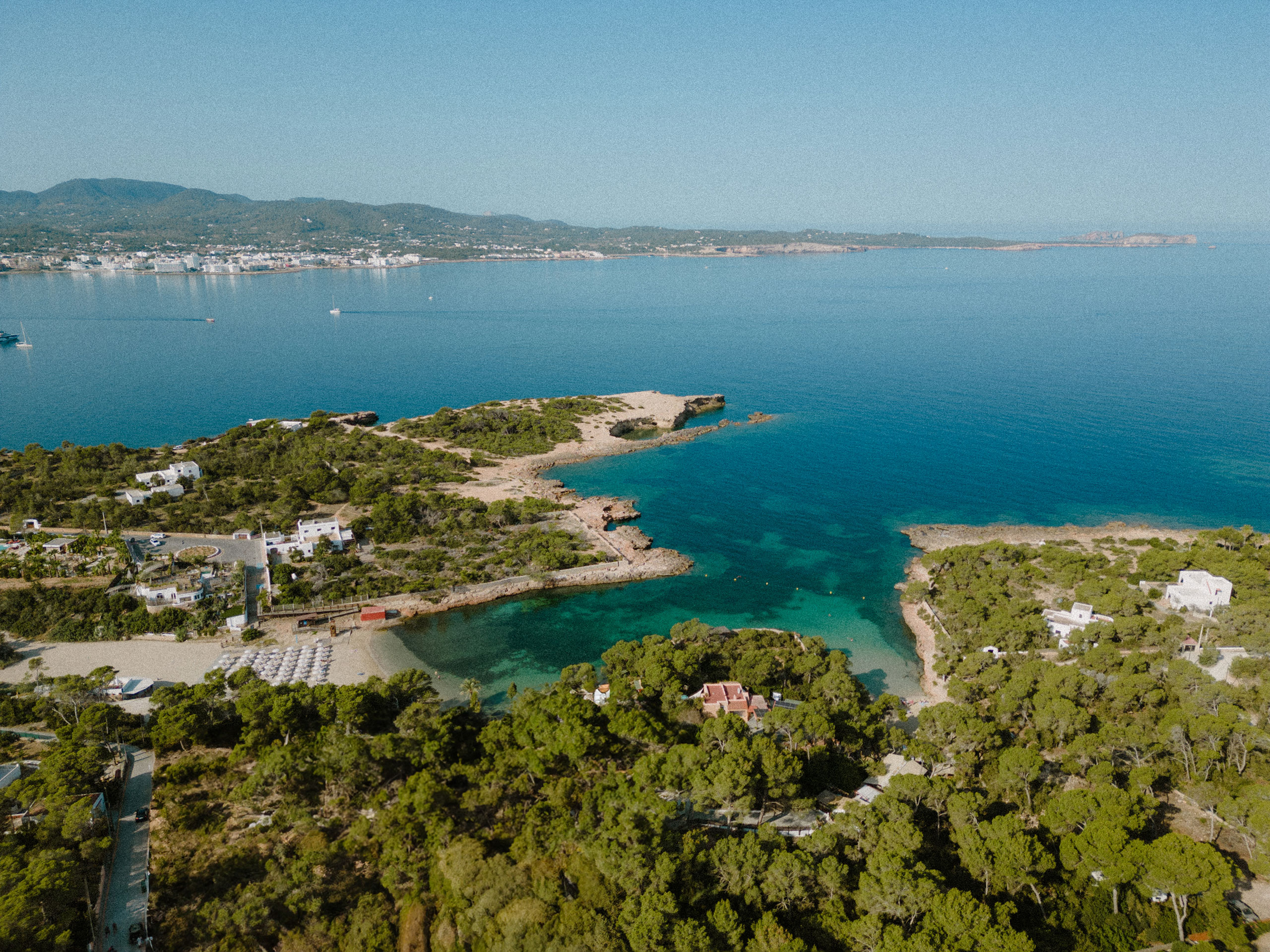 Cala Gració vanuit de lucht, met het strand, de baai en Sant Antoni in de verte