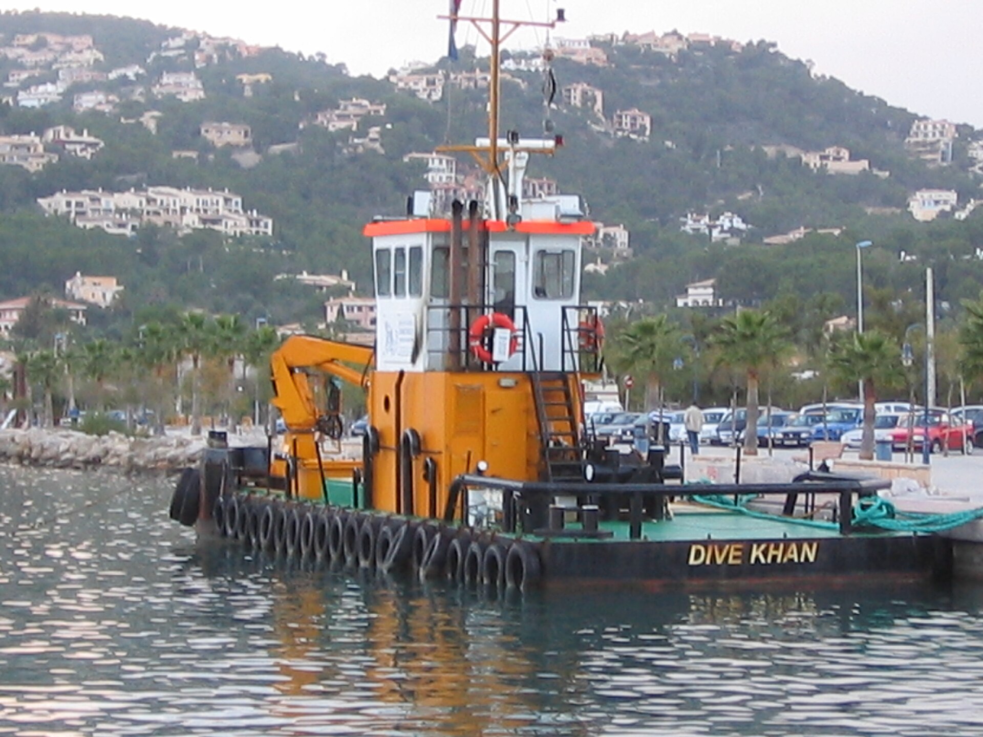 Zeesleper afgemeerd aan de kade van Port d'Andratx met de haven erachter