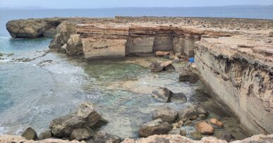 Punta de sa Pedrera Formentera: zwemmen in de oude steengroeven 6 De uitgehakte wanden van de oude steengroeve bij Punta de sa Pedrera op Formentera, met de ondergelopen vloer en Ibiza aan de horizon