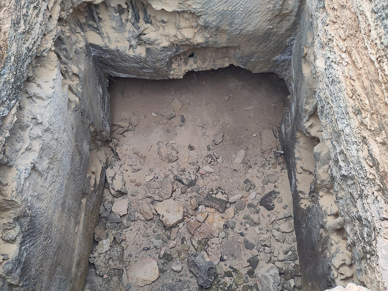 Haakse zaagsneden in het marès waar een steenblok is uitgehaald bij Punta de sa Pedrera