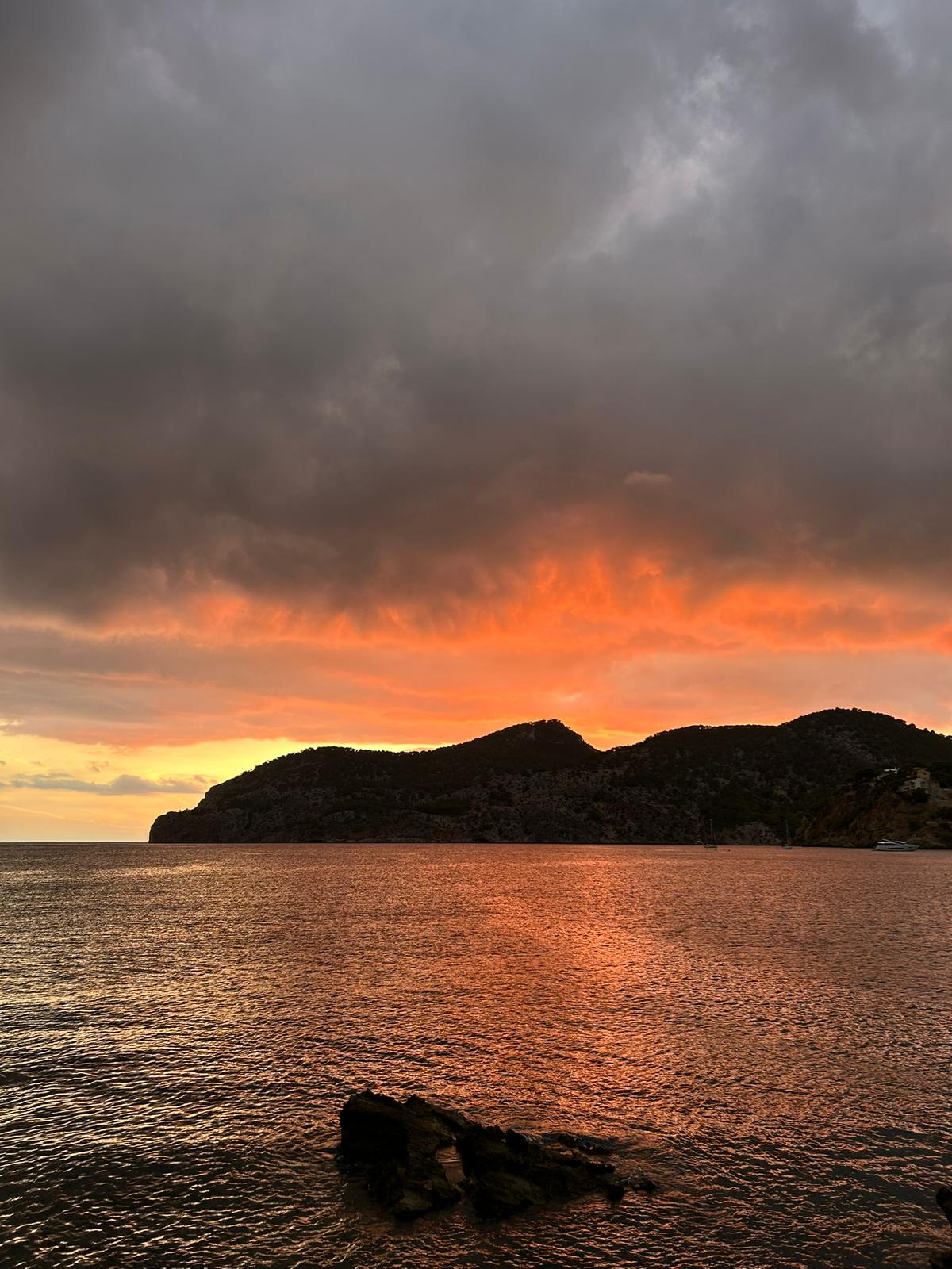 Restaurante Illeta Mallorca: eten op een rotseilandje bij Camp de Mar 5 Oranje zonsondergang boven de baai van Camp de Mar, gezien vanaf de rotsen bij Restaurante Illeta