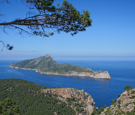 Het langgerekte eiland Sa Dragonera gezien vanaf de zuidwestkust van Mallorca, met de zee ervoor