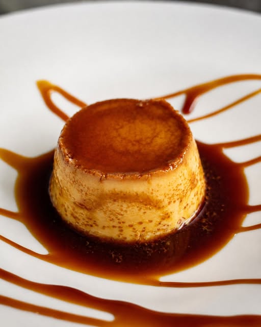 Sa Palmera Formentera: paella aan de boulevard van Es Pujols 4 Flan met karamelsaus op een wit bord bij Sa Palmera in Es Pujols