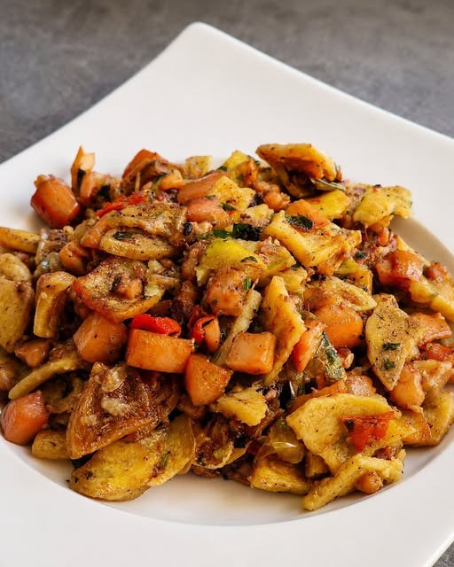 Sa Palmera Formentera: paella aan de boulevard van Es Pujols 2 Gebakken schotel van aardappel, paprika en groenten op een wit bord bij Sa Palmera