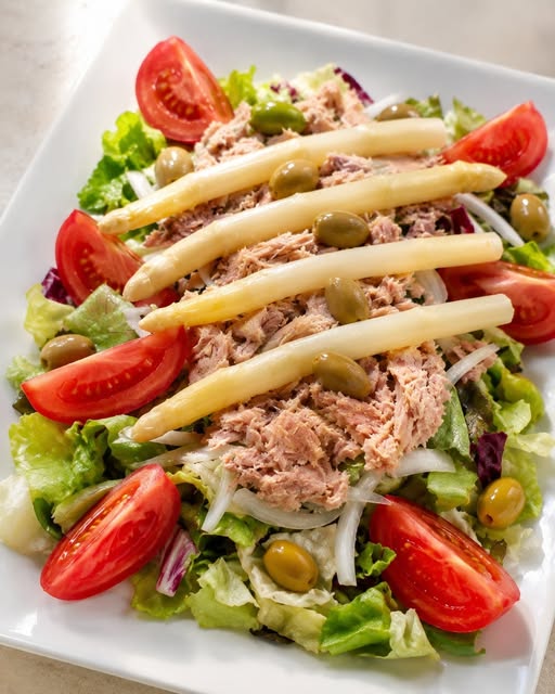 Sa Palmera Formentera: paella aan de boulevard van Es Pujols 1 Gemengde salade met tonijn, witte asperges, olijven en tomaat op een wit bord bij Sa Palmera op Formentera