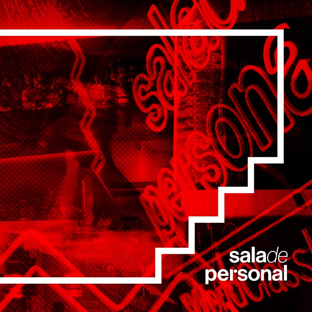 Het neonlogo met de naam Sala de Personal in rood licht boven de drankenwand van de kelderbar in Palma